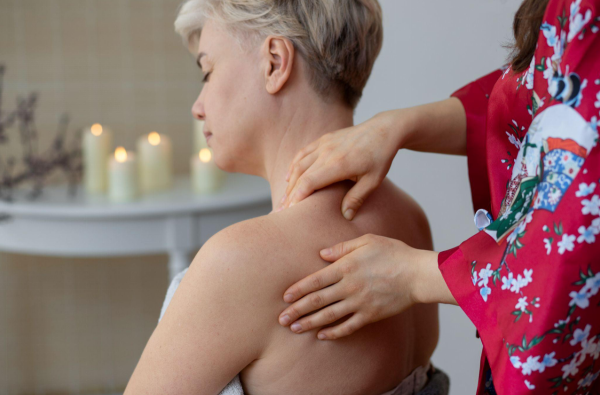 How TCM Practitioners Assess Patients Before Bone Setting